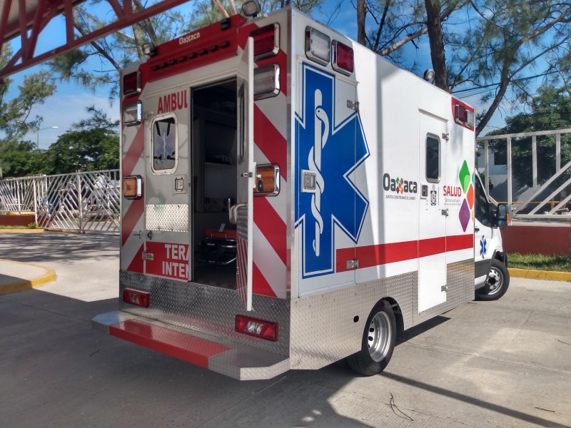 Llegan 2 ambulancias al hospital de Juchitán