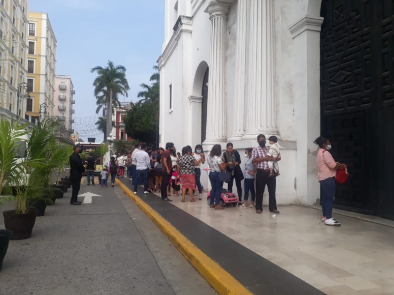 Llegan a bendecir a sus hijos en trajes de “inditos“