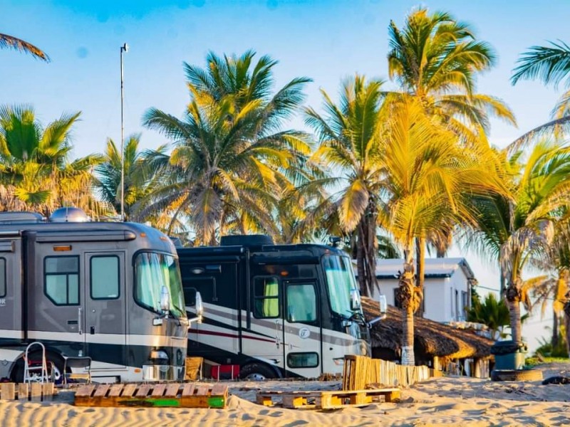 Llegan a playa Las Gloria caravana de turistas