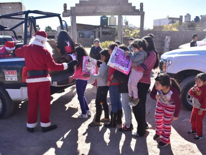 LLegan agentes de la policía municipal regalos a niños nogalenses