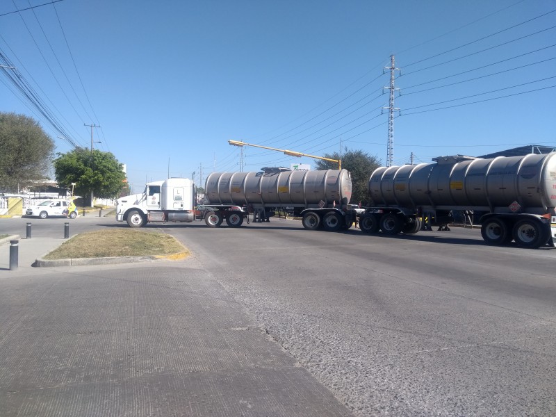 Llegan autotanques a  terminal de Pemex