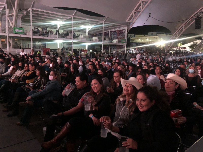 Llegan con cubrebocas, pero olvidan usarlo entrando en la Feria