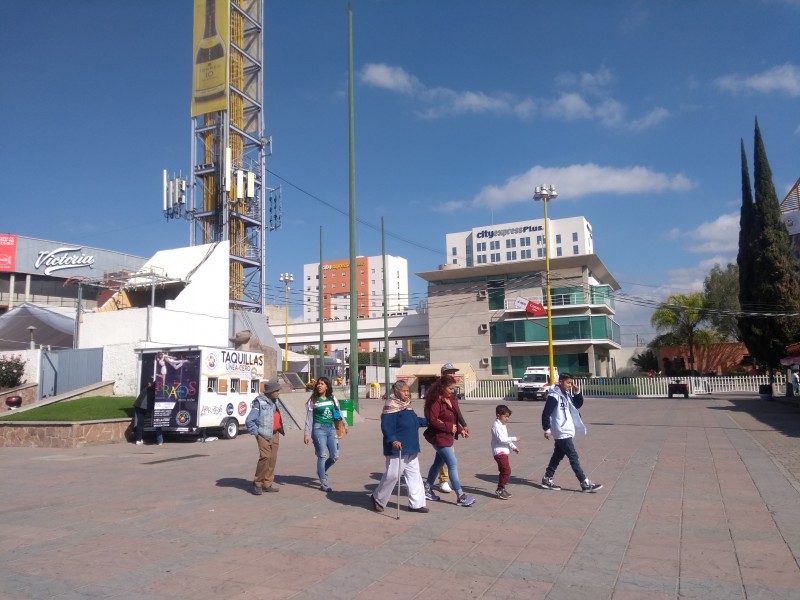 Llegan familias en transporte público a la Feria