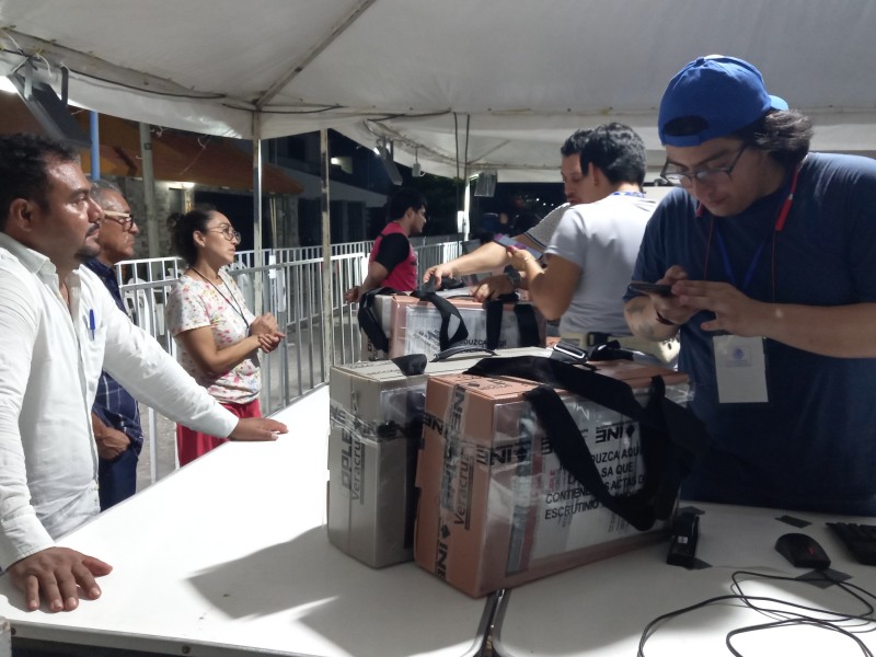 Llegan los primeros paquetes electorales al distrito 16 de Boca del Río
