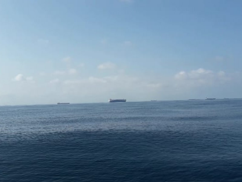 Llegan más barcos con combustibles a Tuxpan