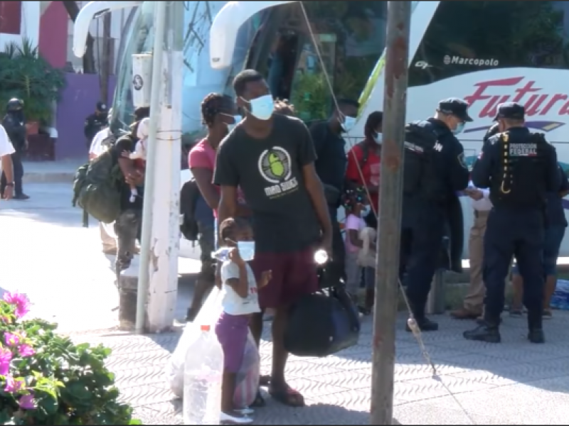 Llegan más migrantes a Acapulco en busca de tarjeta humanitaria