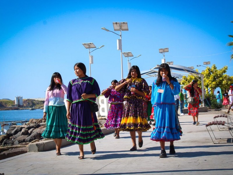 Llegan niñas raramuris a Los Mochis para conocer el mar