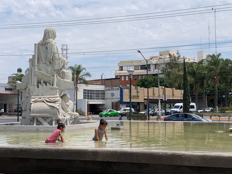 Llegan pequeños a refrescarse en las fuentes de agua.