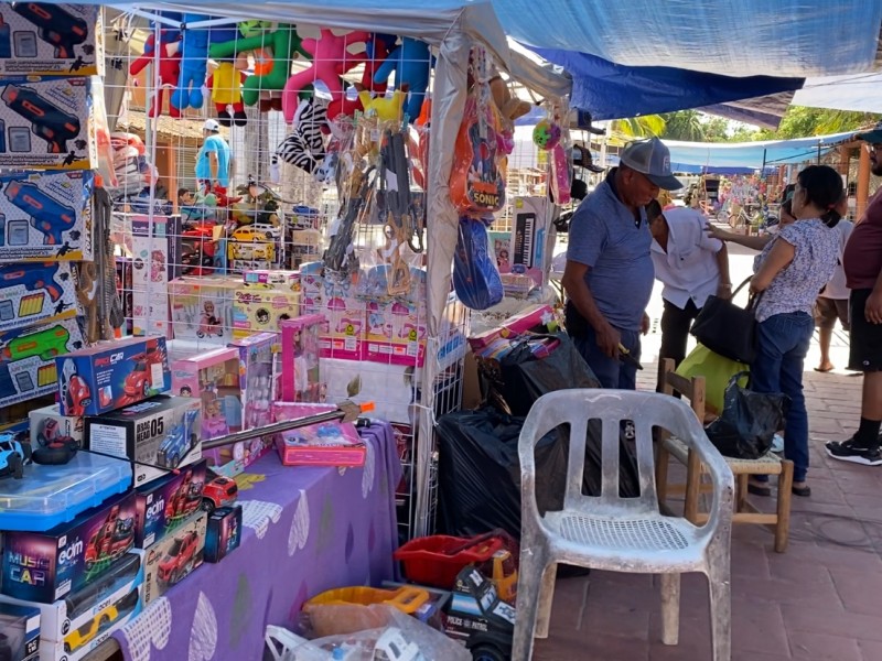 Llegó el Tianguis del Día de Reyes a Zihuatanejo