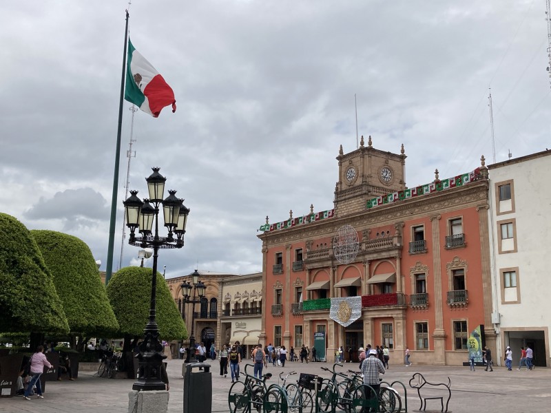 ¡Llegó septiembre! Engalanan León con adornos patrios