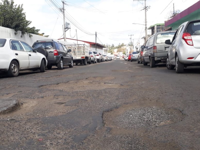 Llena de baches y sin atención calle Eucalipto