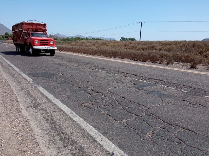 Llena de baches y hoyos luce carretera México 15