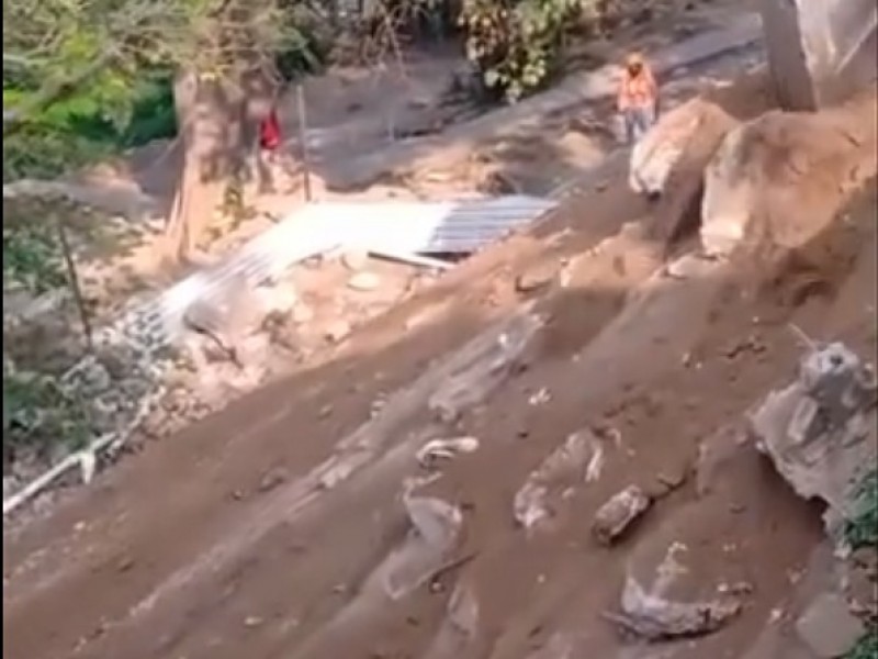 Llenan al cauce del río Grijalva de tierra y rocas 