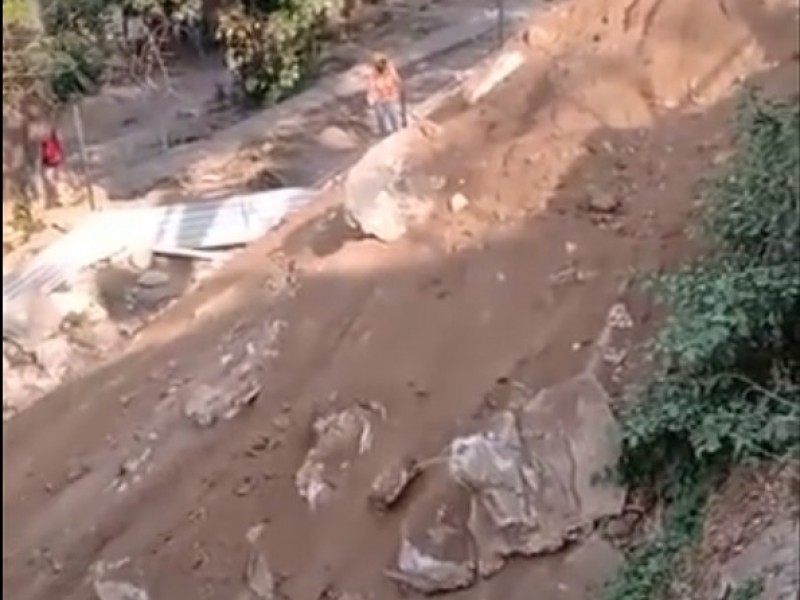 “Llenan” al cauce del río Grijalva de tierra y rocas