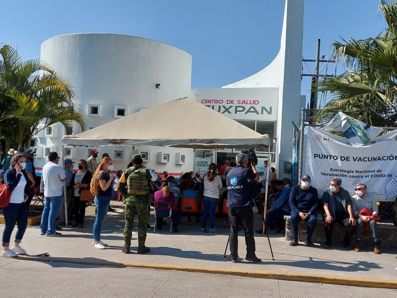 Llenan Centro de Salud de Tuxpan por vacuna Covid-19