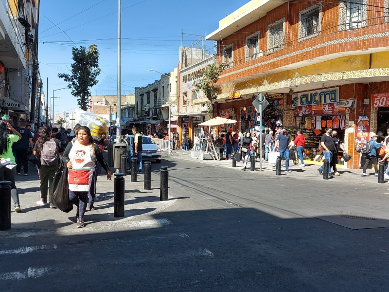 Llenan corredores por compras de pánico