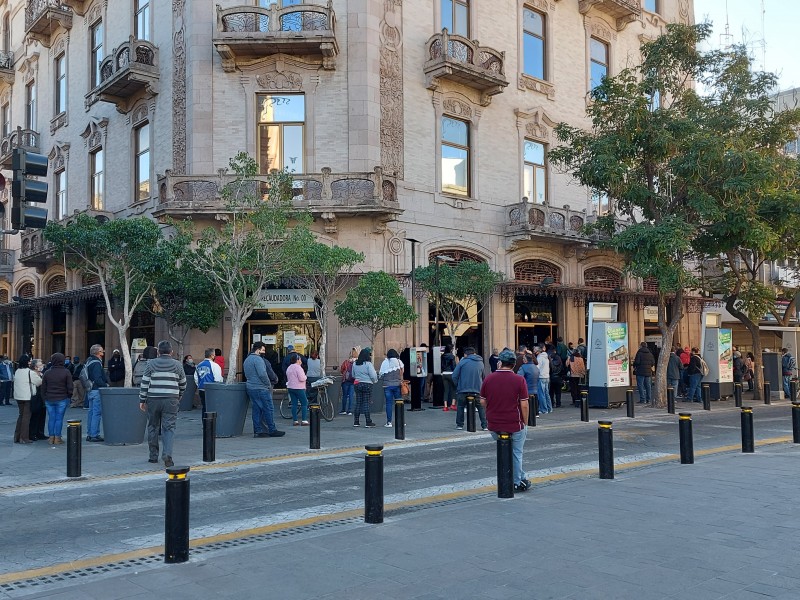 Llenan recaudadoras para pagar refrendo vehicular