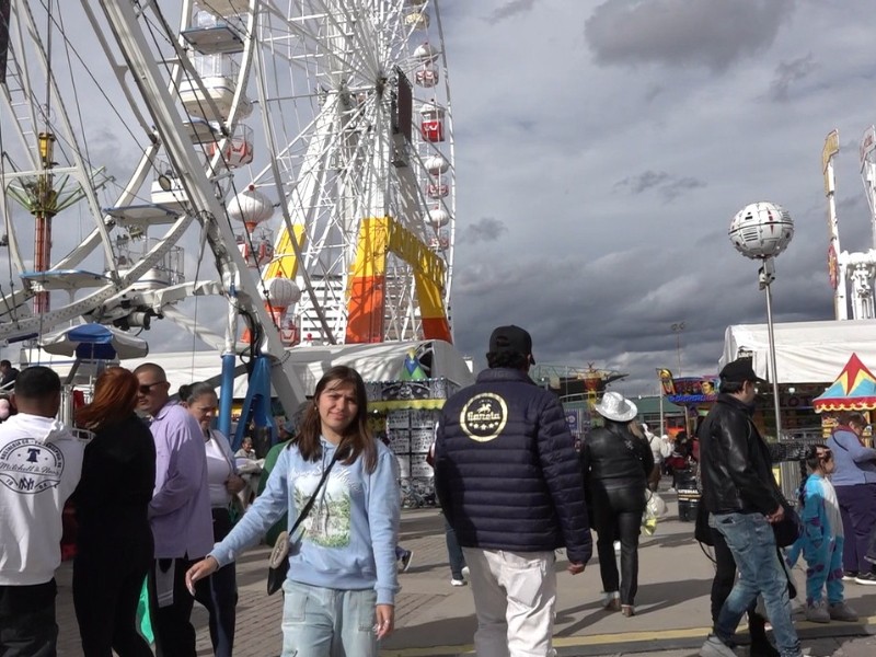Llenan zona de juegos mecánicos de la feria