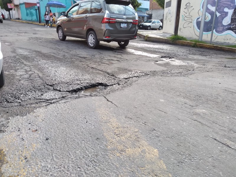 Llenas de baches calles intervenidas por Ayuntamiento de Puebla