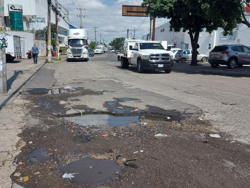 Llenas de baches cercanías a Carretera Chapala, sufren conductores