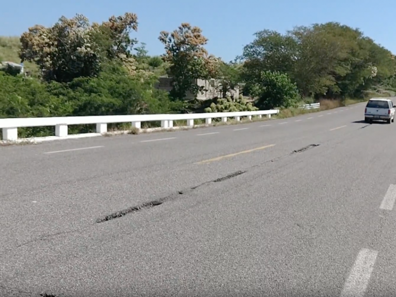 Lleno de baches carretera Zihuatanejo-Lázaro Cárdenas