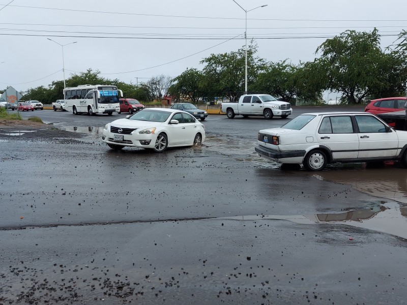 Lleno de baches el Camino a Matatlán; sufren conductores