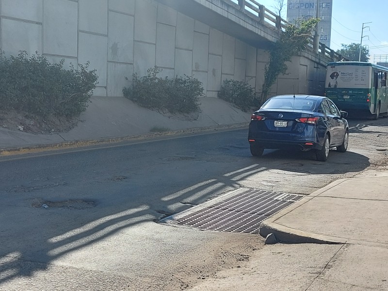 Lleno de baches el cruce de Av. Vallarta y Aviación