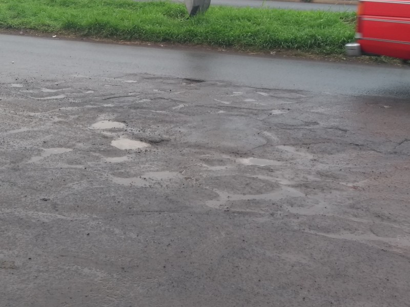 Lleno de baches Lázaro Cárdenas en Álamo