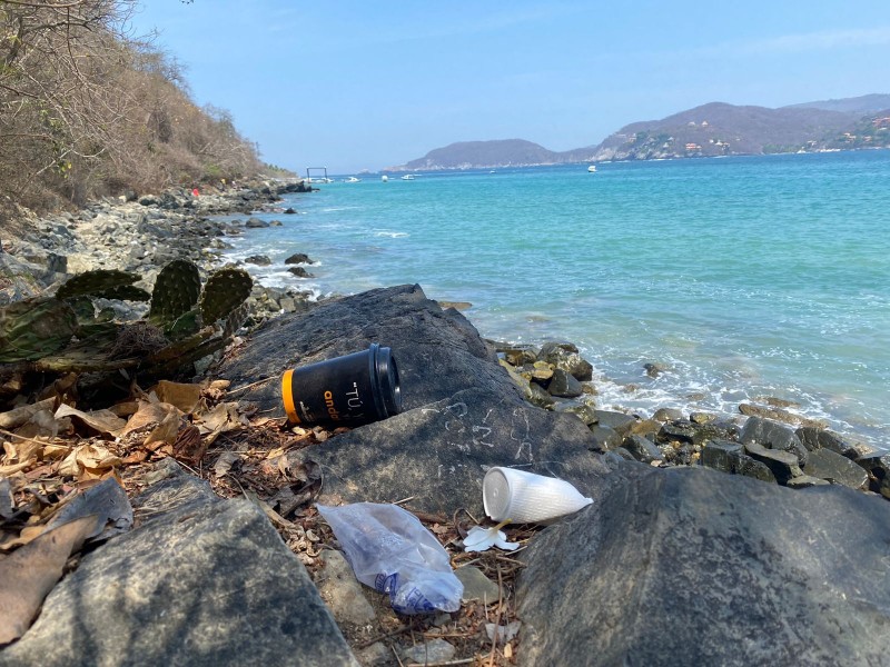 Lleno de basura camino de piedra a playa Las Gatas