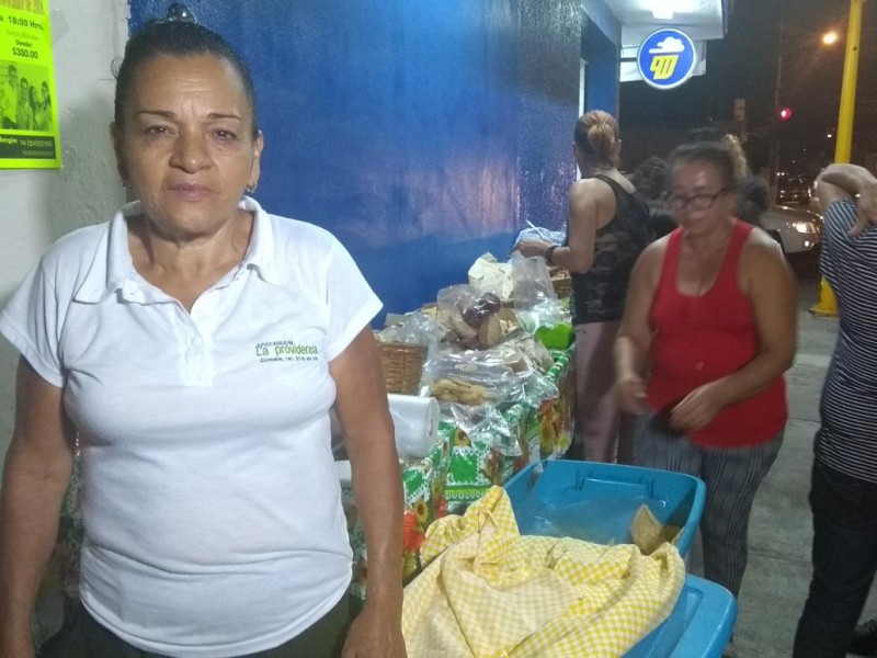 Lleva 40 años vendiendo pan de Comala
