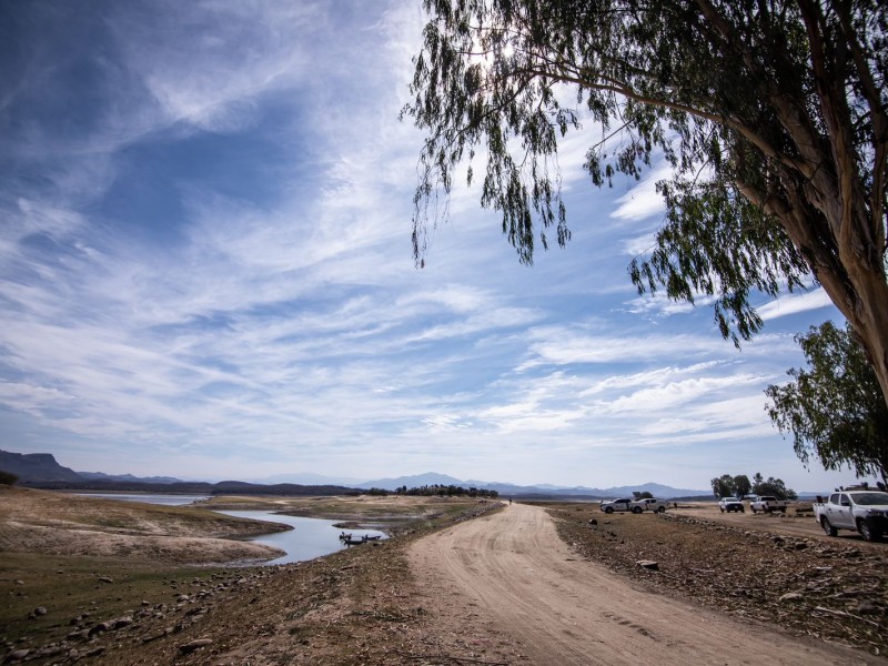 Lleva ayuntamiento agua en pipas a sindicaturas