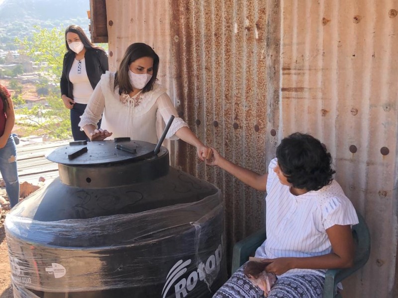 Lleva Sara Valle apoyos a familia de El Gandareño