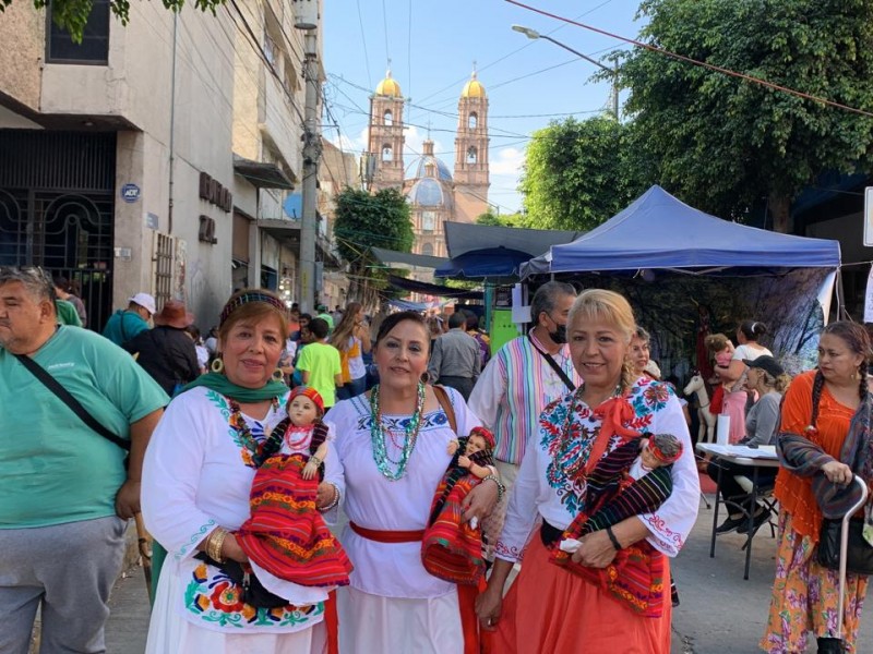 Llevan a bendecir a la niña infantita