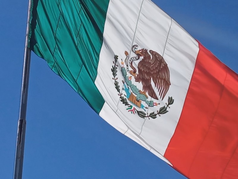 Llevan a cabo ceremonia por día de la bandera mexicana