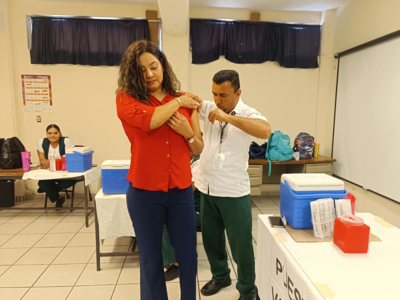 Vacunan contra sarampión a maestros en Guaymas