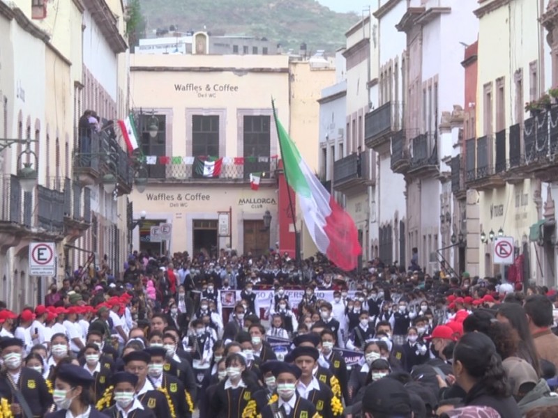 Llevan a cabo tradicional desfile de la independencia de México
