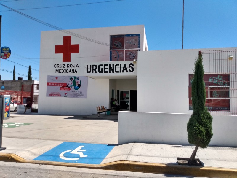 Llevan a joven sin vida a Cruz Roja