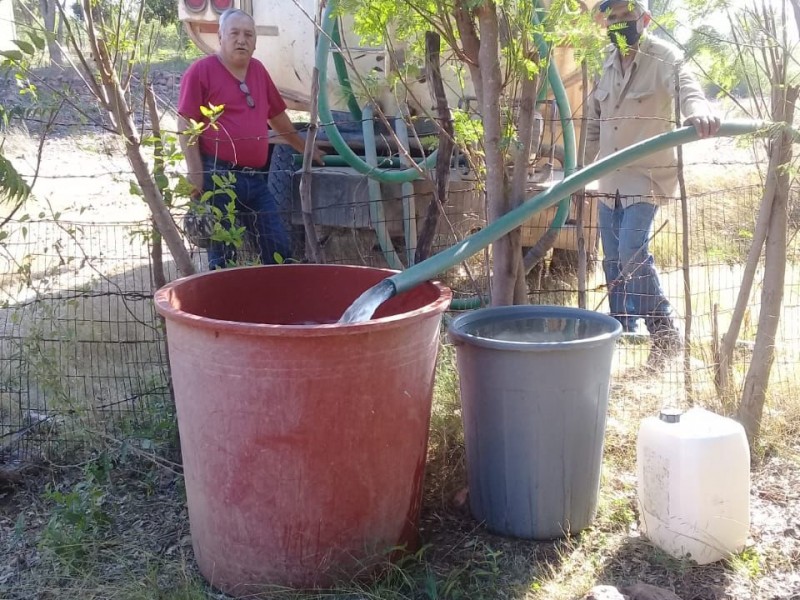 Llevan agua potable a pobladores de Sibirijoa, El Fuerte