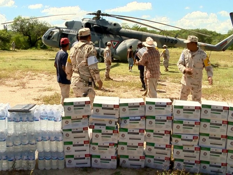 Llevan agua y despensas a familias afectadas