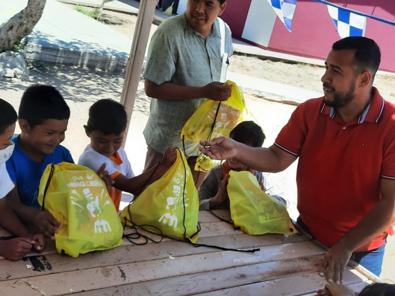 Llevan alegría a niños del Valle de Guaymas