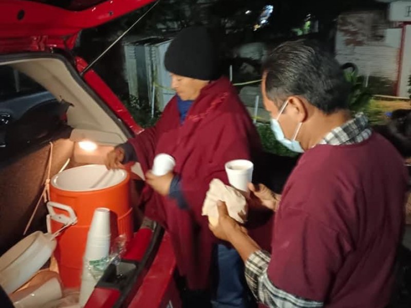 Llevan alimento a las afueras de hospitales de Tuxpan