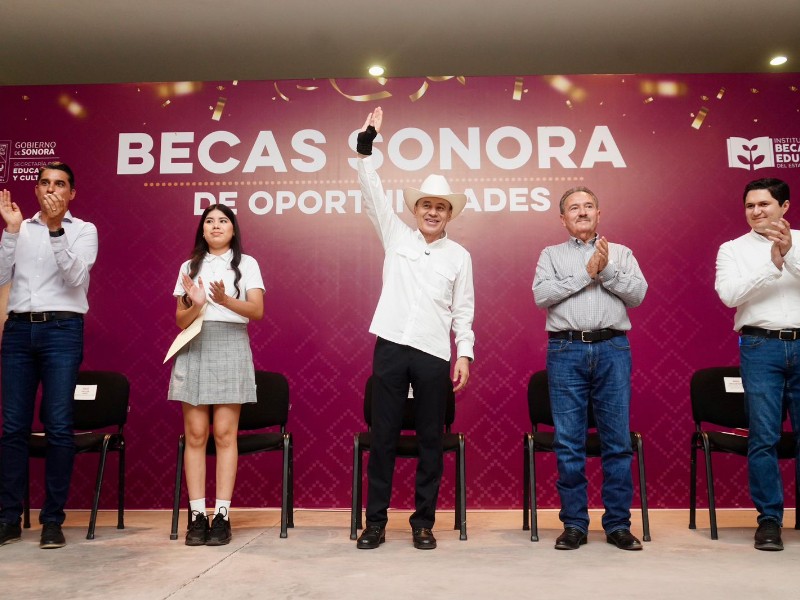 Llevan becas y libros a niñas y niños de Bavispe