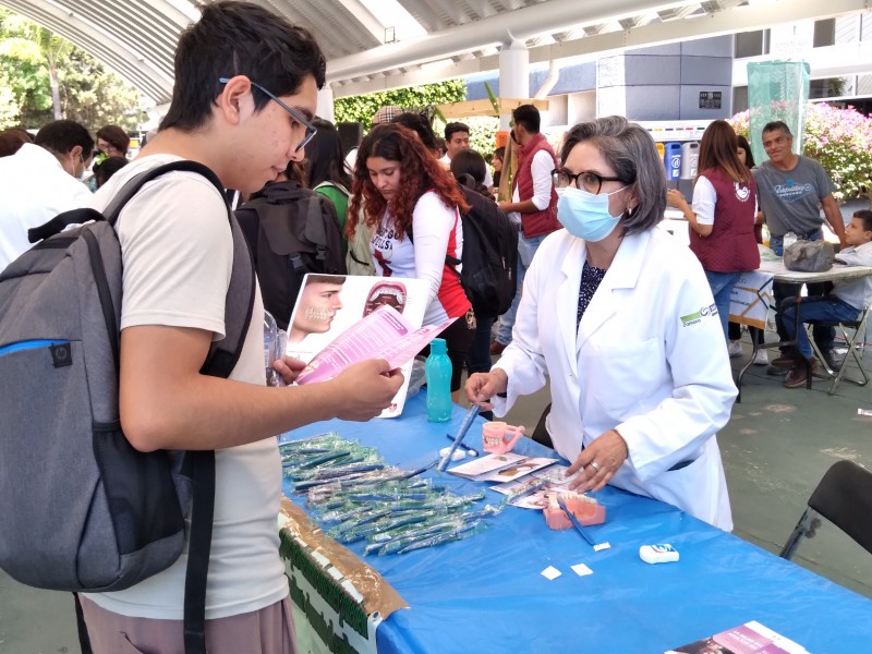 Llevan campañas de salud integral a jóvenes universitarios