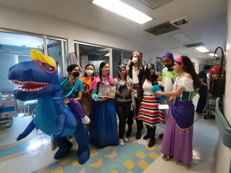 Llevan celebración del Día del Niño a pacientes con quemaduras