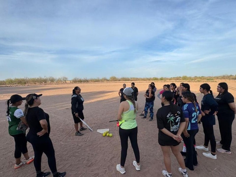 Llevan clínicas de softbol a comunidades rurales activamente