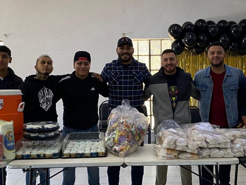 Llevan despensas y regalos a familias de la Flores Magón