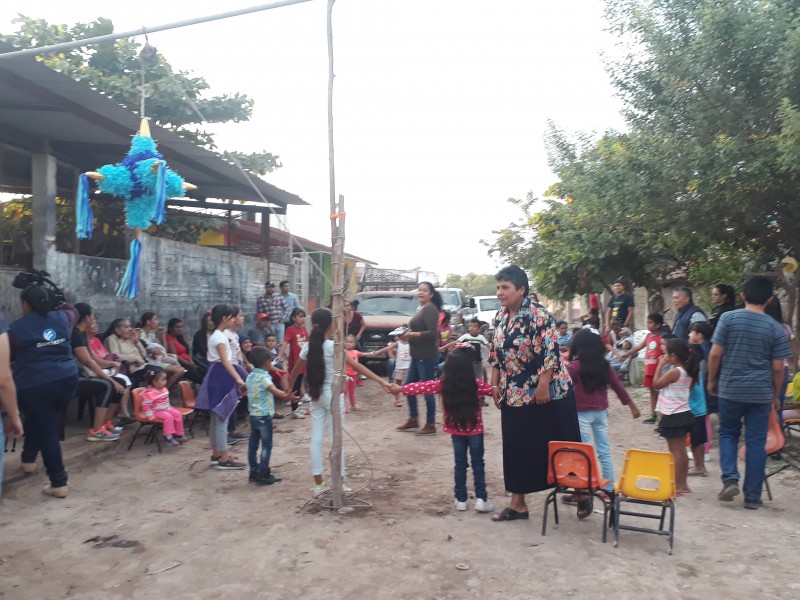 Llevan dulces y juguetes a niños damnificados