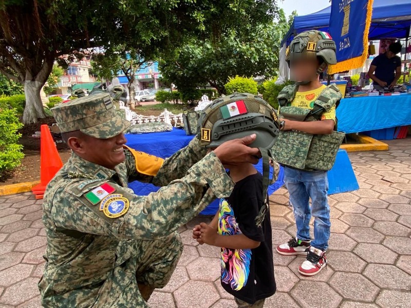 Llevan Expo Militar a Naranjos