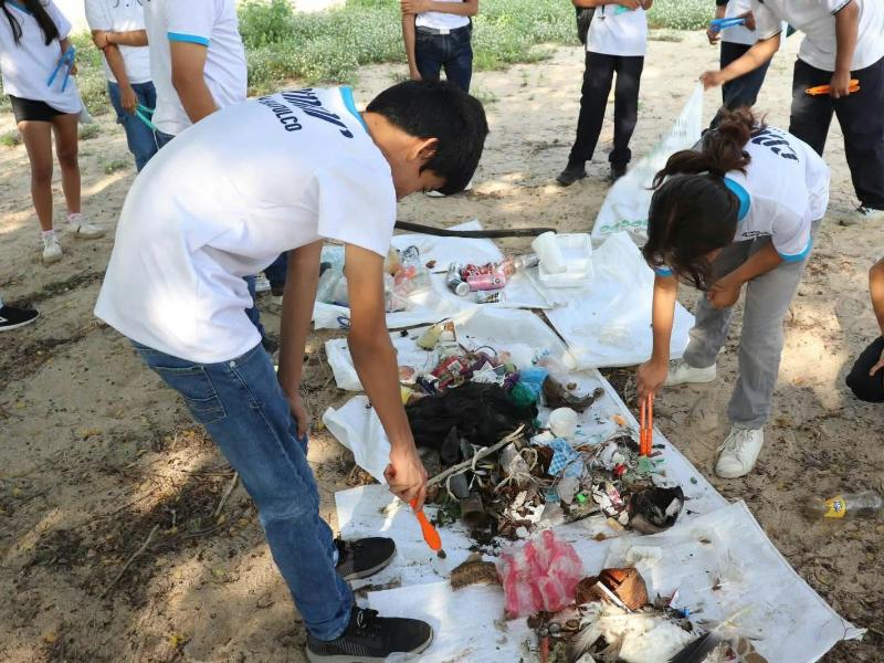 Llevan jornada de limpieza en Playa Tangolunda para preservar su biodiversidad marina