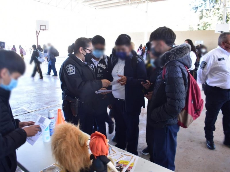 Llevan jornada de prevención de adicciones a secundaria técnica 62